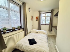 3 bedrooms, iron/ironing board, Internet, bed sheets - Modern 3BDR Family Home Near Welsh Harp Hendon (Greater London)