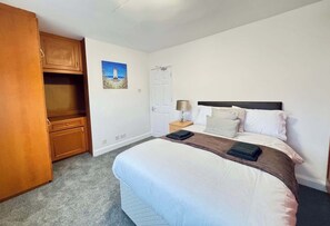 3 habitaciones, tabla de planchar con plancha, internet y ropa de cama 