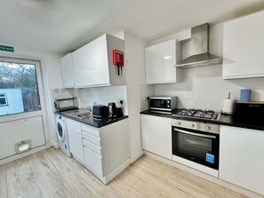 Fridge, microwave, oven, stovetop - Modern 3BDR Family Home Near Welsh Harp Hendon (Greater London)