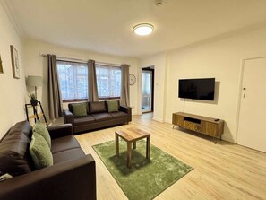 TV - Modern 3BDR Family Home Near Welsh Harp Hendon (Greater London)