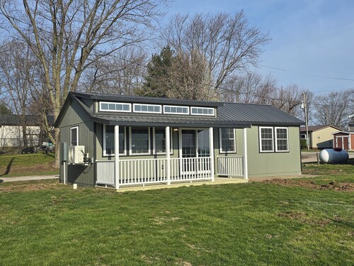 Cozy, New 1-bedroom house on Lake Mattoon with dock, porch and stunning view.