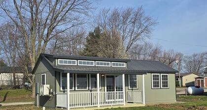Cozy, New 1-bedroom house on Lake Mattoon with dock, porch and stunning view.