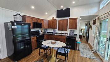 Four à micro-ondes, un four, surface de cuisson, lave-vaisselle