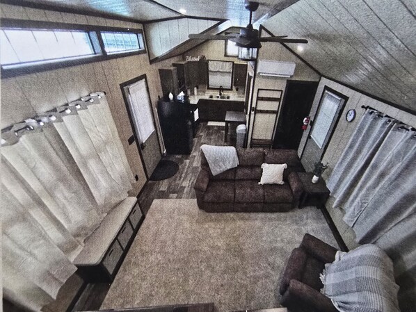 Televisión y chimenea 