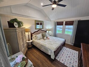 1 bedroom, iron/ironing board, free WiFi, bed sheets - Cozy! 1-bedroom house on Lake Mattoon with dock, porch and stunning view! (Neoga)
