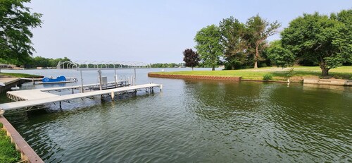 Cozy, New 1-bedroom house on Lake Mattoon with dock, porch and stunning view.