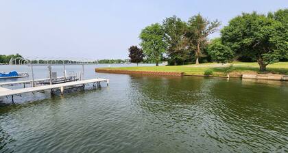 Cozy, New 1-bedroom house on Lake Mattoon with dock, porch and stunning view.