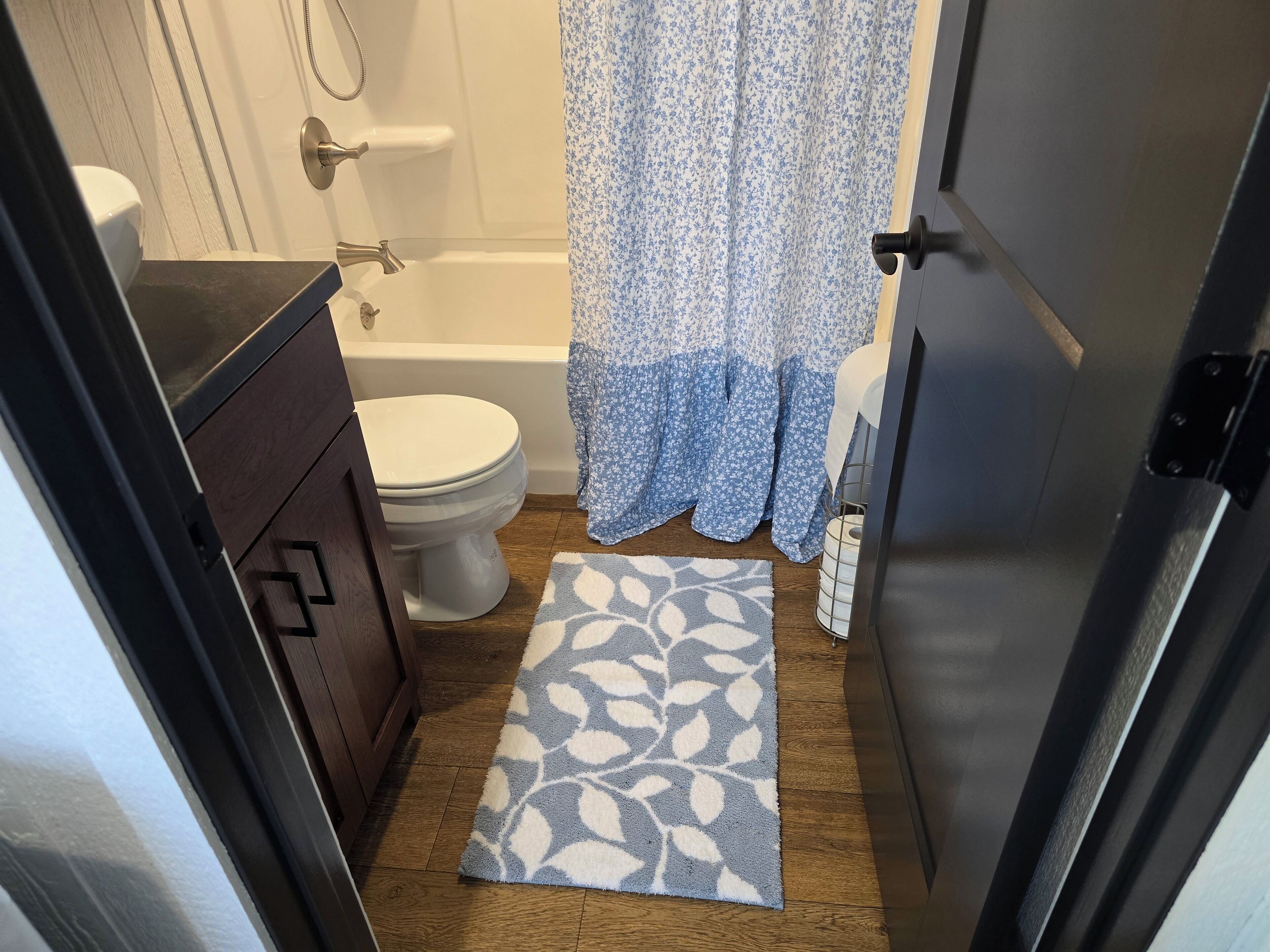 吹风机、毛巾、肥皂、卫生纸