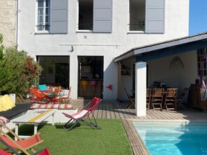 Outdoor dining - 10-person house with pool in the center of La Tremblade, 5 minutes from the ocean (La tremblade)