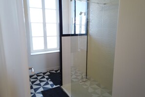 Shower, hair dryer, toilet paper - 10-person house with pool in the center of La Tremblade, 5 minutes from the ocean (La tremblade)
