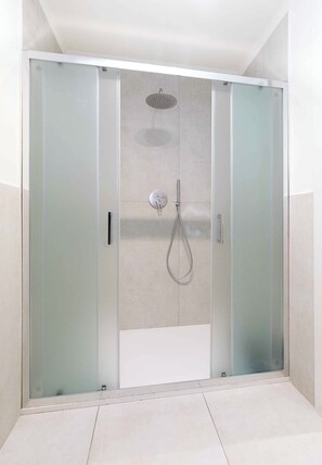 Shower, hair dryer, bidet, towels - Cozy apartment a few steps from the historic square of S M in trastevere (roma)