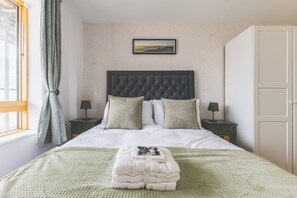 2 bedrooms, iron/ironing board, WiFi, bed sheets - Notting Hill Gem | 2BR + King Beds + Balcony (London)