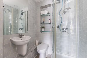 Shower, hair dryer, towels, soap - Notting Hill Gem | 2BR + King Beds + Balcony (London)