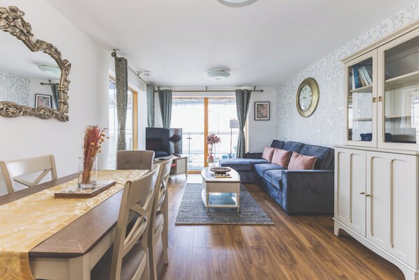 Interior - Notting Hill Gem | 2BR + King Beds + Balcony (London)