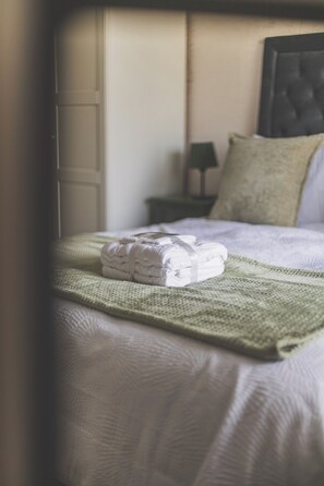 2 chambres, fer et planche à repasser, Wi-Fi, draps fournis