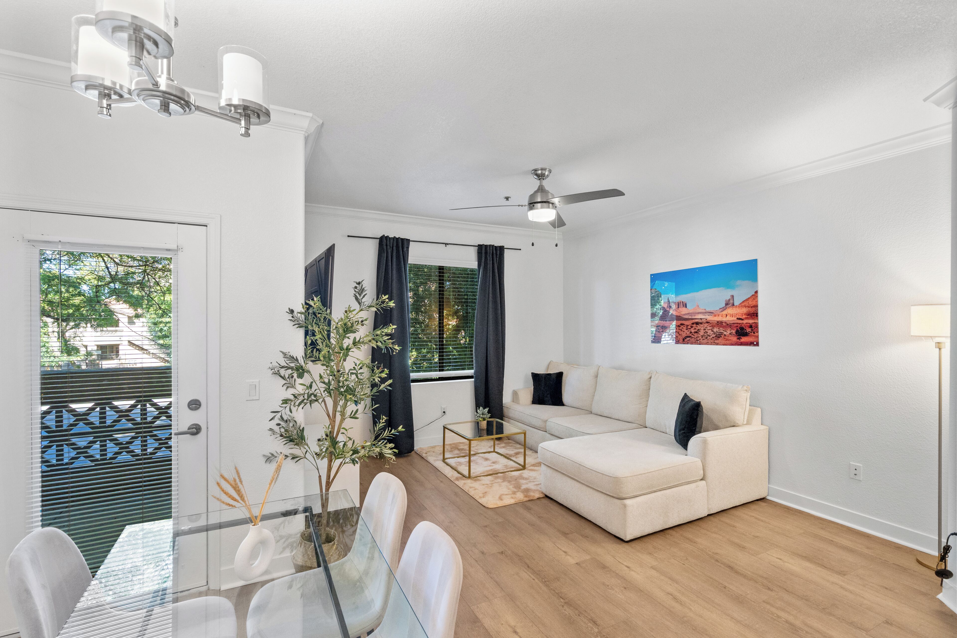 Departamento | Área de sala de estar | Smart TV de 65 pulgadas con canales por cable 