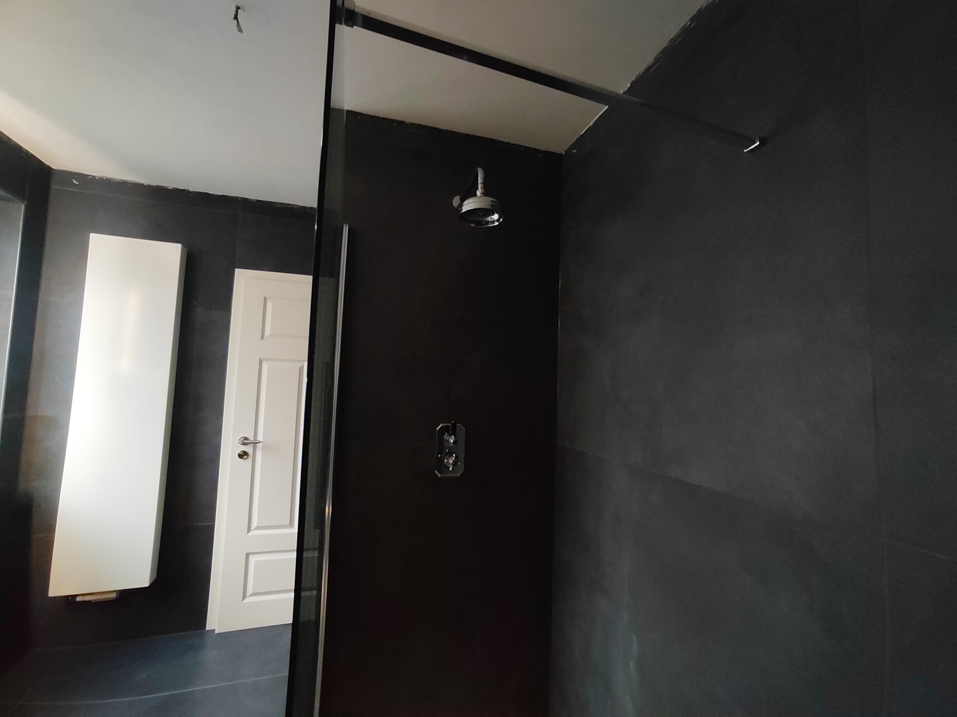 Douche, serviettes fournies, papier toilette