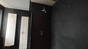 Douche, serviettes fournies, papier toilette