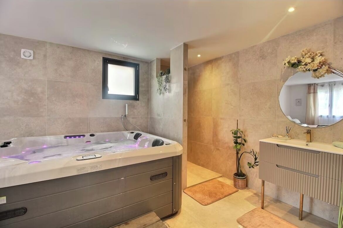 Een douche, een haardroger, handdoeken, zeep