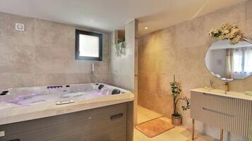 Een douche, een haardroger, handdoeken, zeep