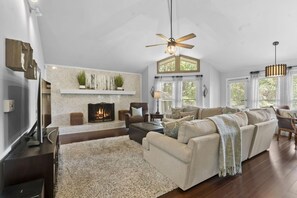 Smart TV - Luxury Lakefront Retreat.  10 miles from The Masters.  Sleeps 14. (Evans)