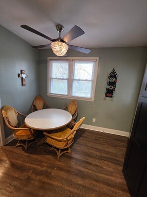 Dining - Peaceful Southern Retreat centrally located with 3 queen size beds (Jacksonville)