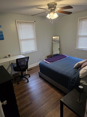 3 bedrooms, iron/ironing board, WiFi, bed sheets - Peaceful Southern Retreat centrally located with 3 queen size beds (Jacksonville)