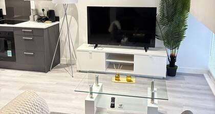 Modern 1-Bed City Centre Apartment | Sleeps 2–3