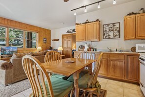 Dining - Spacious Mountain Retreat • Fireplace • Near RMNP (Estes Park)