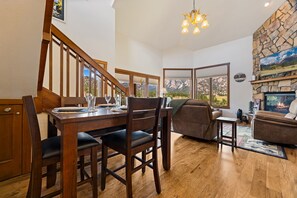 Dining - Stunning Lumpy Ridge Views • Fireplace • Near RMNP (Estes Park)