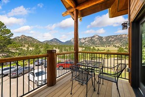 Outdoor dining - Stunning Lumpy Ridge Views • Fireplace • Near RMNP (Estes Park)