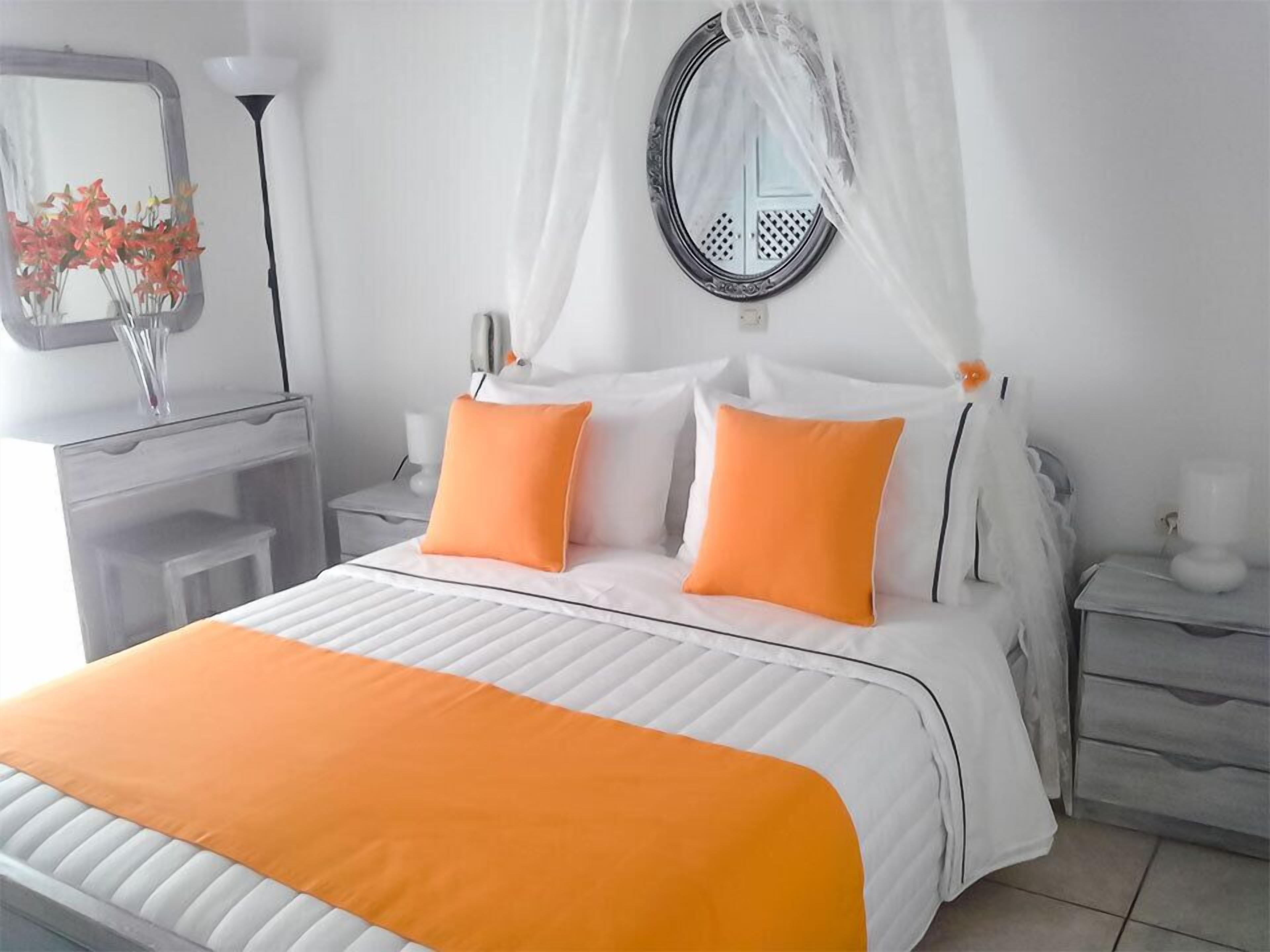 Habitación doble clásica | Artículos del minibar gratis y espacio para trabajar con laptop 