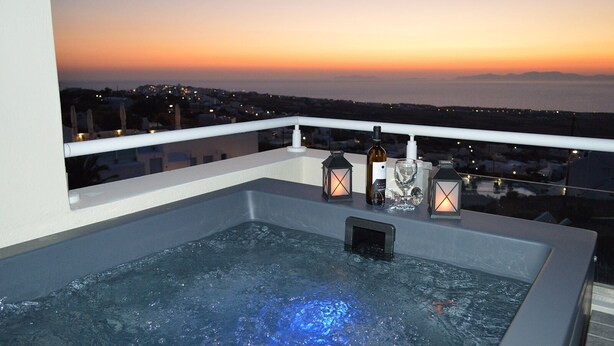 Ein Dachbadewanne mit Blick auf die Stadt bei Sonnenuntergang.