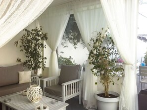 Property grounds - Kiklamino Sunset Suites (Santorini)