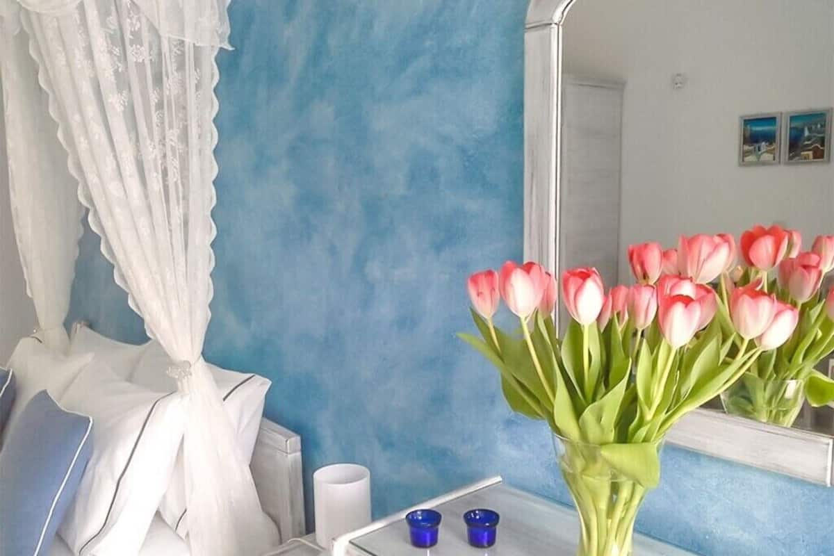 Habitación doble estándar, vista al mar | Artículos del minibar gratis y espacio para trabajar con laptop