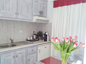 Habitación doble Confort, vista al mar | Cocina privada | Frigobar, cafetera de espresso y cafetera y tetera 