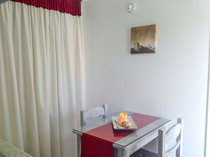 Comfort Double Room, Sea View | Dining - Kiklamino Sunset Studios (Santorini)