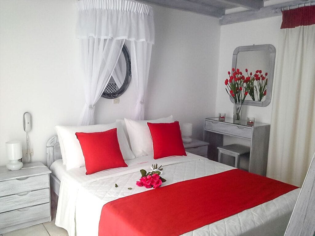 Habitación doble Confort, vista al mar | Artículos del minibar gratis y espacio para trabajar con laptop 