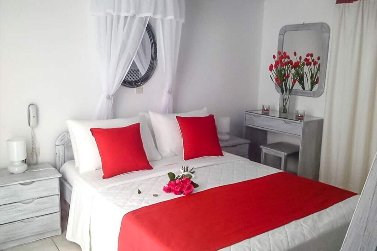 Habitación doble Confort, vista al mar | Artículos del minibar gratis y espacio para trabajar con laptop