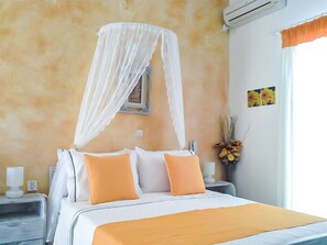 Habitación doble estándar, vista al mar | Artículos del minibar gratis y espacio para trabajar con laptop 