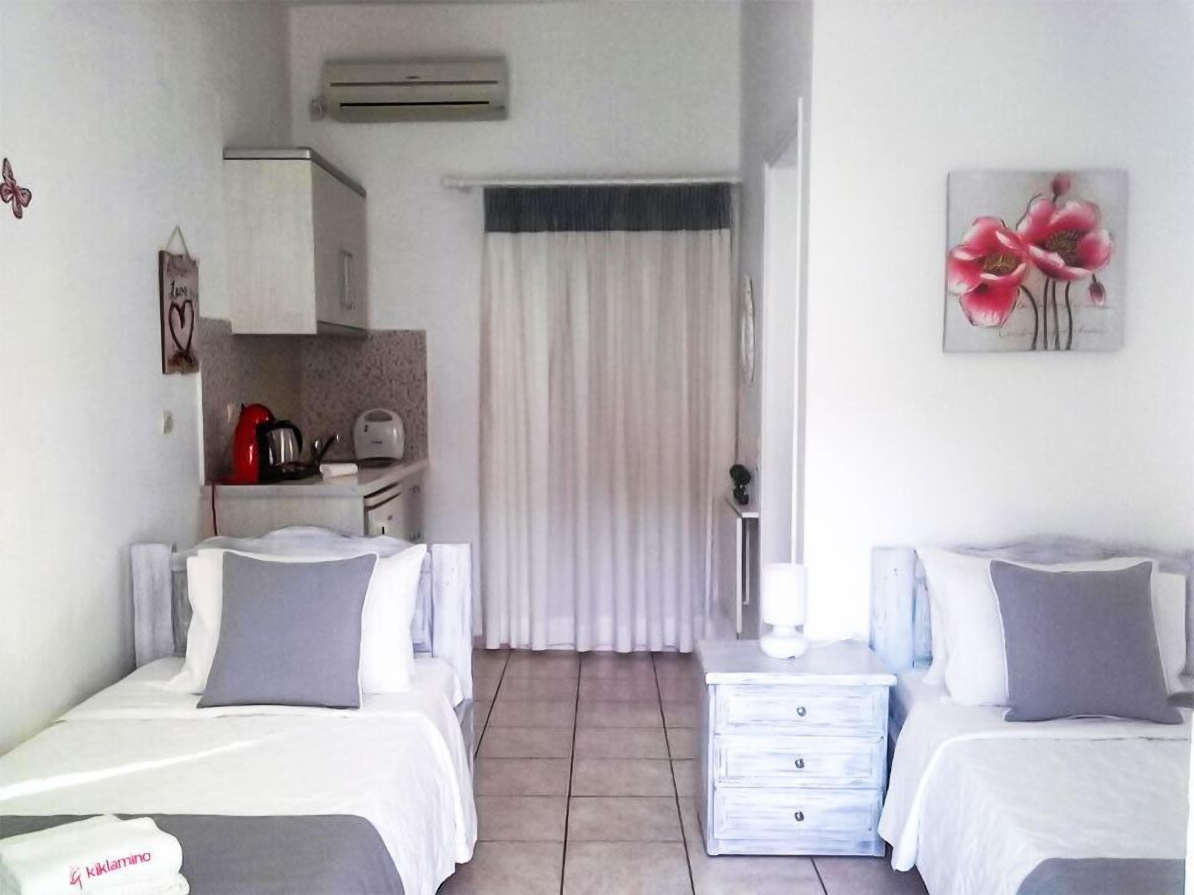 Habitación estándar con 2 camas individuales, vista al mar | Artículos del minibar gratis y espacio para trabajar con laptop 