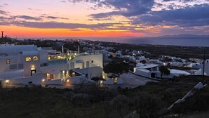Eine Küstenstadt im Abendlicht mit weißen Gebäuden und Blick aufs Meer.