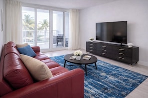 Smart-tv, ett filmbibliotek, datorskärmar och printers