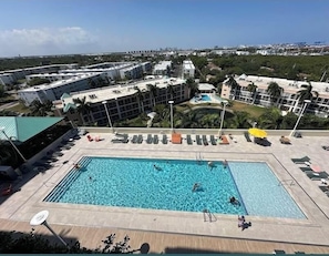 Utomhuspool och uppvärmd pool