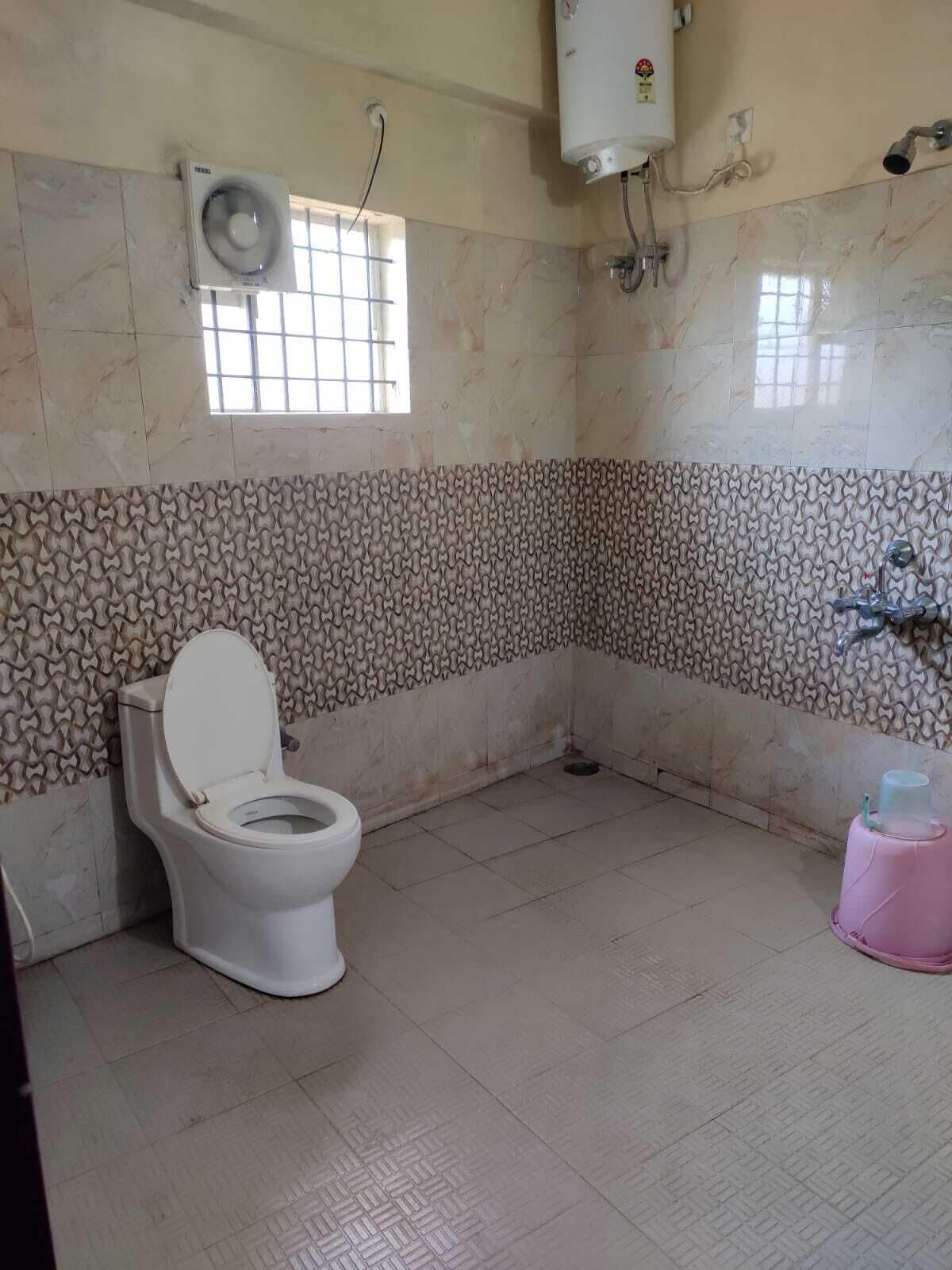 Shared Dormitory | Bathroom | Shower, free toiletries, towels, soap