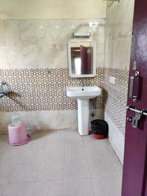 Dormitório compartilhado | Banheiro | Chuveiro, produtos de toalete grátis, toalhas de banho, sabonete