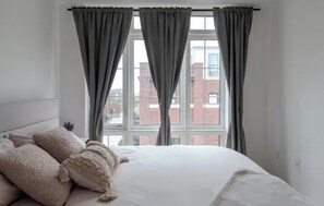 1 bedroom, iron/ironing board, Internet, bed sheets - Quiet charming townhome condo (Whitchurch-Stouffville)