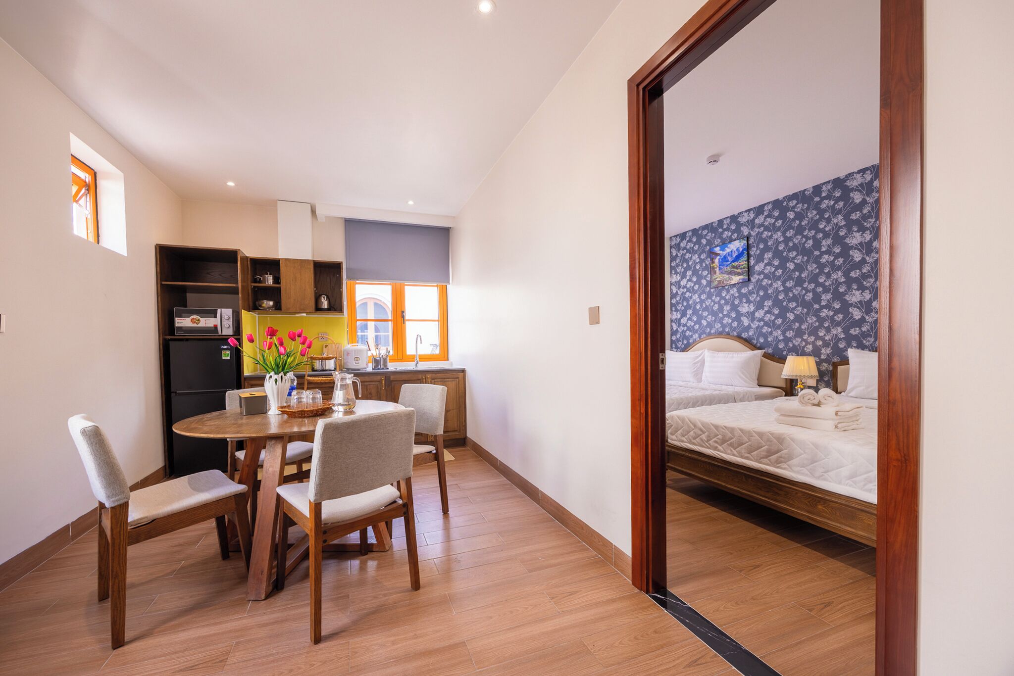 Family Room, 2 Queen Beds, Kitchen, Courtyard View | Dining