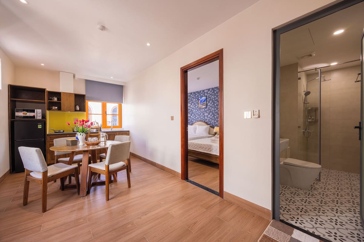 Phòng dành cho gia đình, 2 giường cỡ queen, bếp, quang cảnh sân vườn | Phòng cách âm, truy cập Internet không dây miễn phí, bộ trải giường