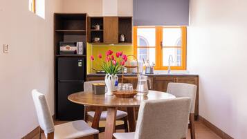 Habitación familiar, 2 camas de matrimonio, cocina, vistas al patio | Restauración